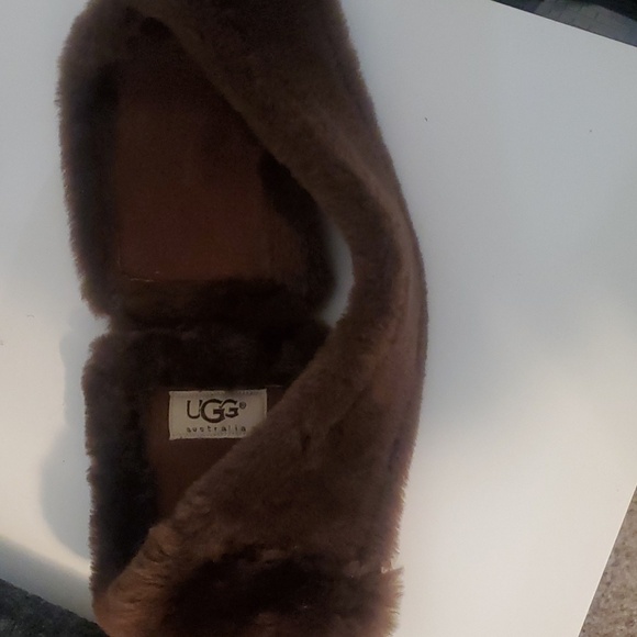 UGG warm head band. Brown in color, one size - Picture 4 of 5